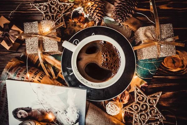Kopje Koffie Een Houten Achtergrond Met Kerstversiering — Stockfoto