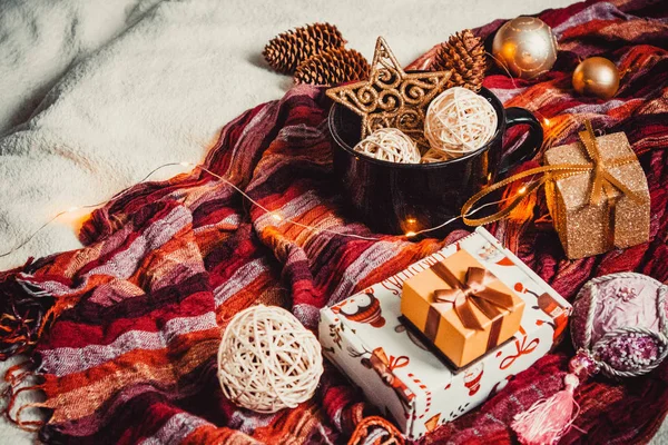 Decoraciones Navideñas Una Gran Taza Negra Sobre Fondo Una Tela — Foto de Stock