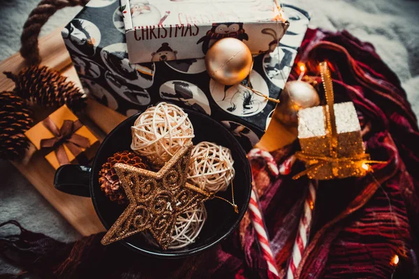 Decoraciones Navideñas Una Gran Taza Negra Sobre Fondo Una Tela — Foto de Stock