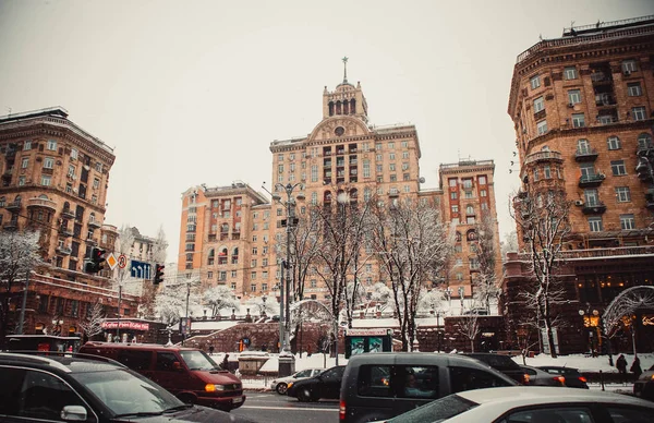 Kiev 'in şehir merkezinde kışın eski güzel mimari