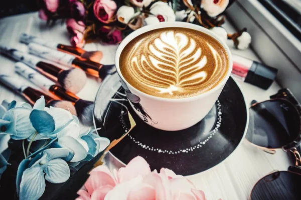 Tasse Café Sur Fond Bois Avec Des Fleurs Des Pinceaux — Photo