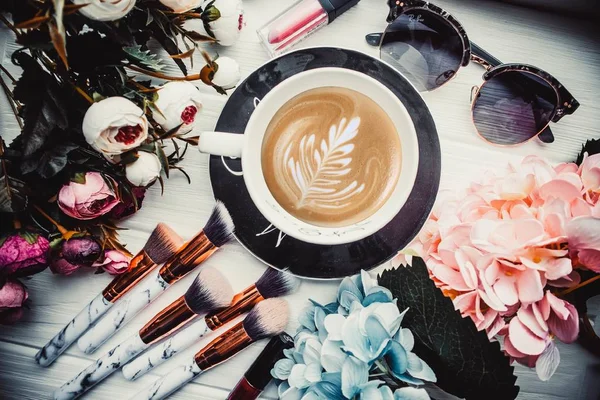 Kopje Koffie Houten Achtergrond Met Bloemen Make Kwasten — Stockfoto