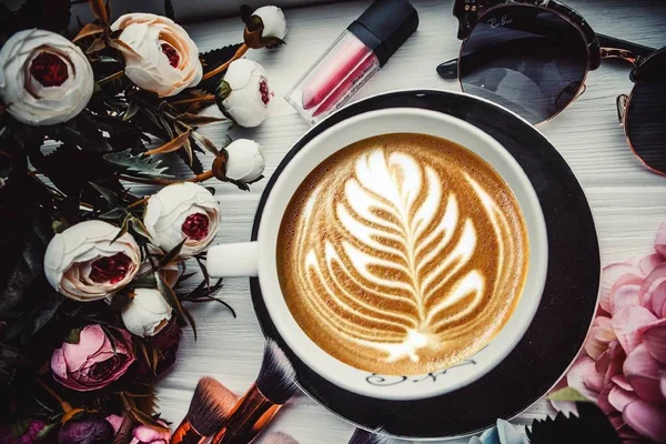 Kopje Koffie Cosmetica Een Houten Witte Achtergrond Met Bloemen — Stockfoto