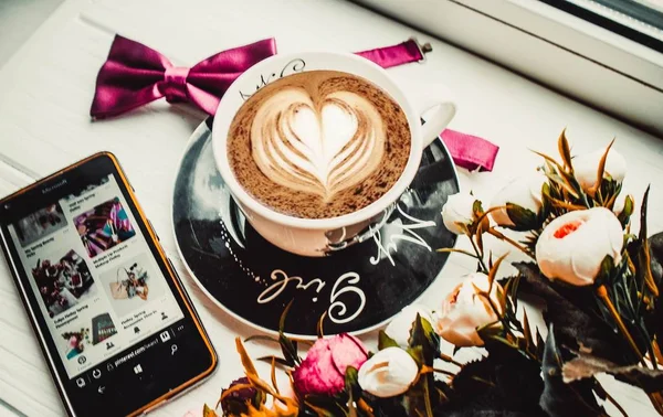Kopje Koffie Telefoon Een Houten Witte Achtergrond Met Bloemen — Stockfoto