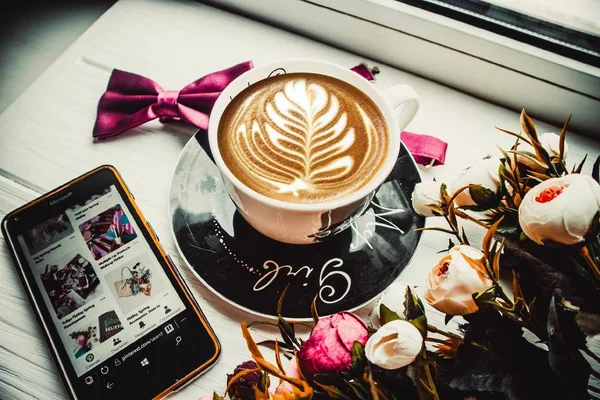 Kopp Kaffe Och Telefon Trä Vit Bakgrund Med Blommor — Stockfoto