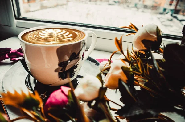 Taza Café Sobre Fondo Blanco Madera Con Flores — Foto de Stock