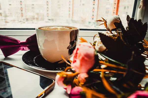 Kopje Koffie Telefoon Een Houten Witte Achtergrond Met Bloemen — Stockfoto