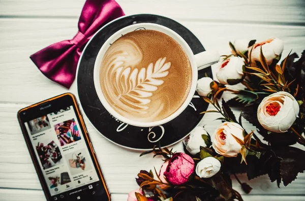 Xícara Café Telefone Fundo Branco Madeira Com Flores — Fotografia de Stock