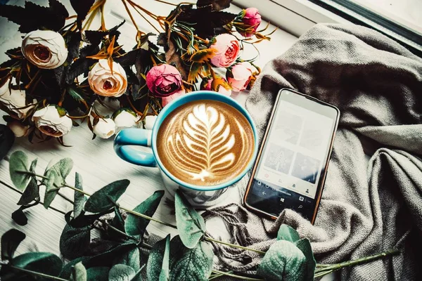 Bir Fincan Kahve Telefon Ahşap Beyaz Arka Planda Çiçekli — Stok fotoğraf