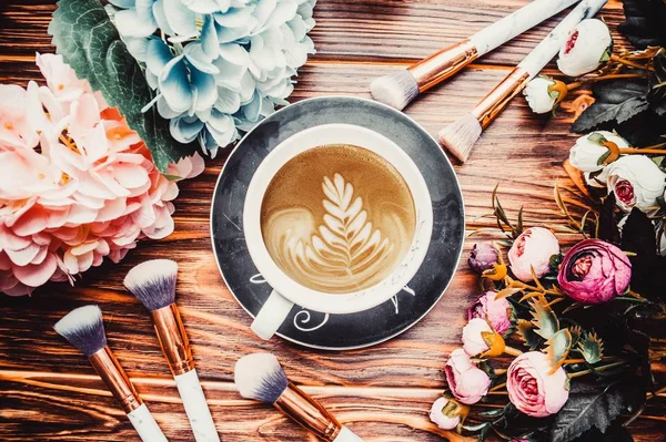 Kopje Koffie Houten Bruine Achtergrond Met Bloemen Make Borstels — Stockfoto