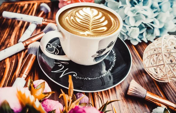 Kopje Koffie Houten Bruine Achtergrond Met Bloemen Make Borstels — Stockfoto