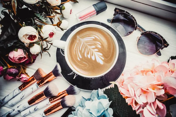 Kopje Koffie Bloemen Een Houten Witte Achtergrond Met Zonnebril — Stockfoto