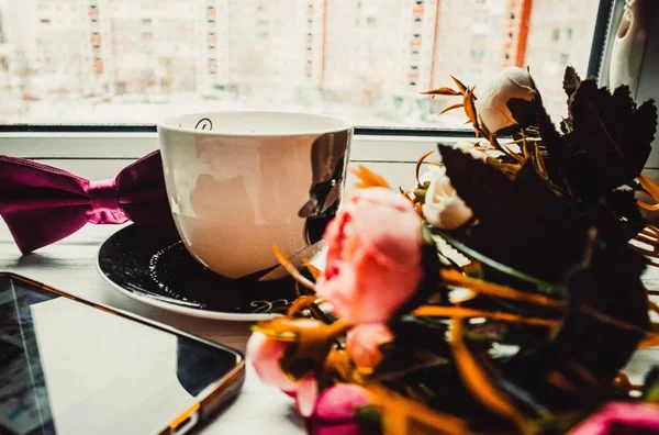 Xícara Café Fundo Branco Madeira Com Flores — Fotografia de Stock