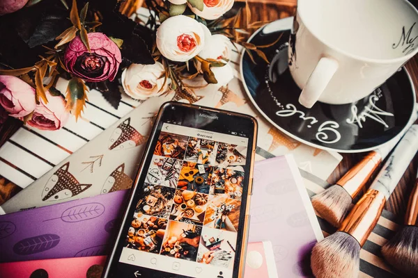 Telefone Xícara Flores Fundo Madeira Com Papel — Fotografia de Stock