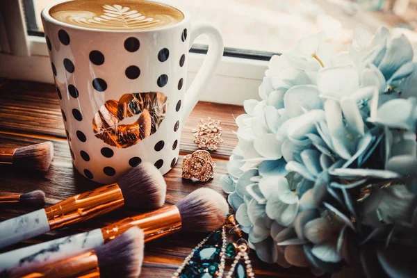 Kopje Koffie Make Borstels Bloemen Een Houten Bruine Achtergrond — Stockfoto