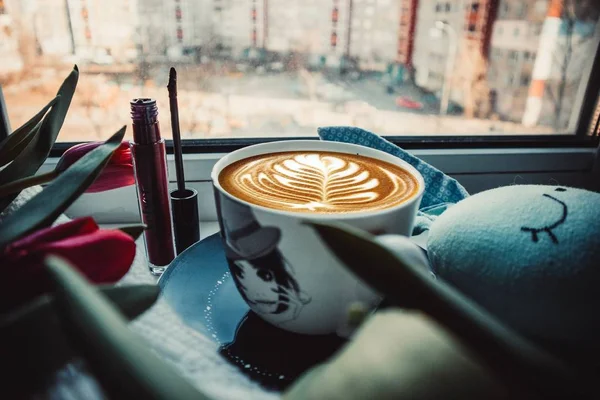 Kopje Koffie Speelgoed Bloemen Een Houten Ondergrond — Stockfoto