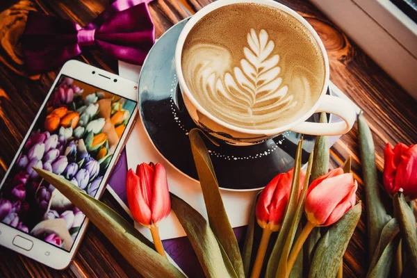 Kopje Koffie Telefoon Bloemen Houten Bruine Ondergrond — Stockfoto