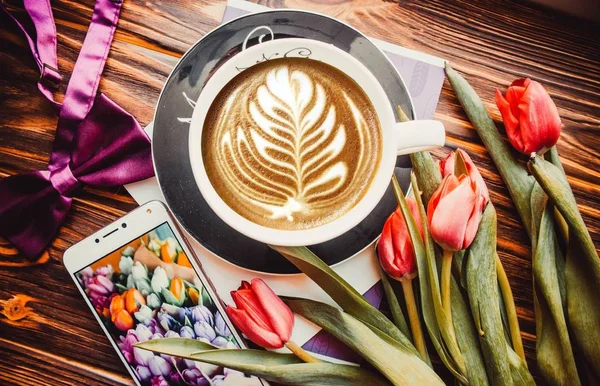 Kopje Koffie Telefoon Bloemen Houten Bruine Ondergrond — Stockfoto