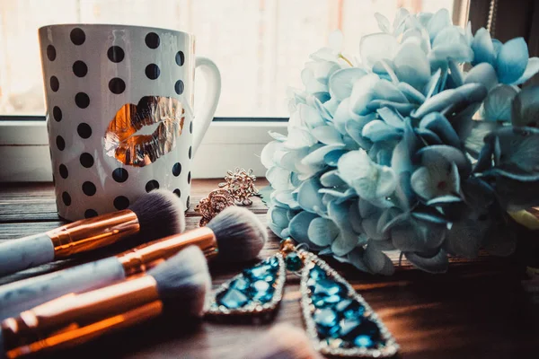 Tazza Caffè Pennelli Trucco Fiori Uno Sfondo Legno — Foto Stock