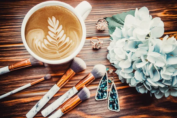 Kopje Koffie Make Borstels Bloemen Een Houten Achtergrond — Stockfoto