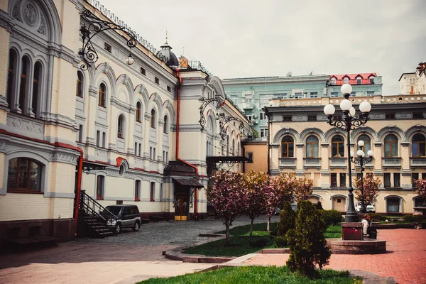 Şehir merkezinde Ukrayna 'nın ulusal operasının güzel binası.