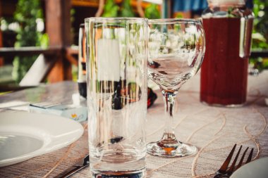 Temiz yemekler bir restoranda bir masada durmak