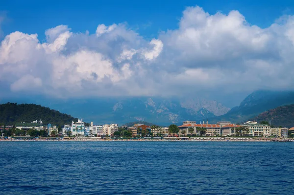 Kemer şehir ve Türkiye'de deniz görüntülemek.