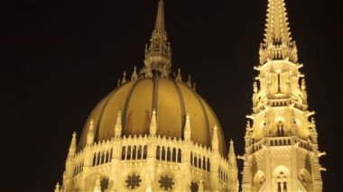 Budapeşte Macaristan Parlamento Binası gece görünümü.