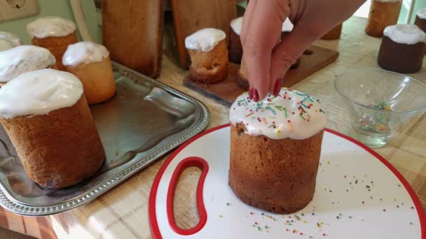 Een Vrouw Versiert Een Pasen Cake Met Gekleurde Karamel — Stockvideo