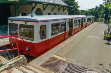 Budapeşte'de bir karikatür ile banliyö demiryolu.