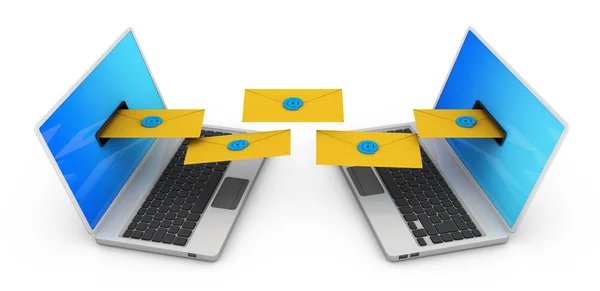 两台笔记本电脑 用电子邮件标记黄色信封 — 图库照片