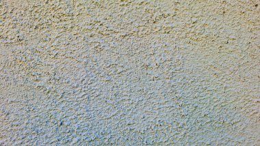 Kabataslak yüzeyi olan desenli bir sıva duvarının yakın çekimi.