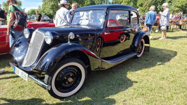 Breclav, Çek Cumhuriyeti - 9 Eylül 2025, şato altındaki tarihi otomobil gösterileri - tarihi Tatra otomobili, Tatra 57 modeli. Eski simgesel araba