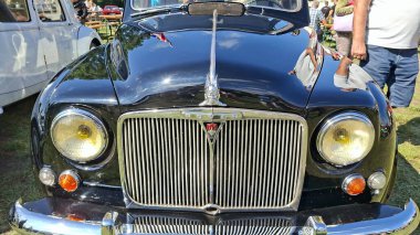 Breclav, Çek Cumhuriyeti - 9 Eylül 2025, Kale arabasının altındaki gaziler Krom ızgara ve sarı ışıklı siyah bir araba.