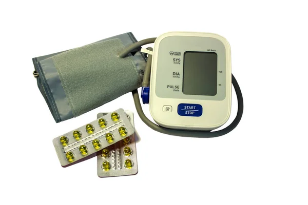 血圧計や白い背景の上の薬 — ストック写真