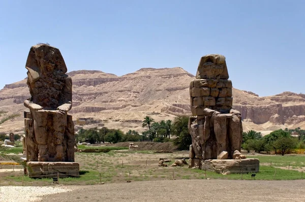 エジプトのメムノンの巨像の世界の記念碑的な彫刻の宝物 — ストック写真