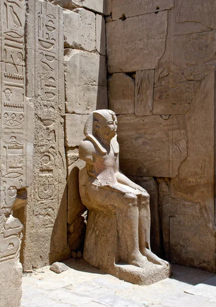 Karnak Tapınağı Firavun'un antik heykel. Luksor, Mısır, Afrika