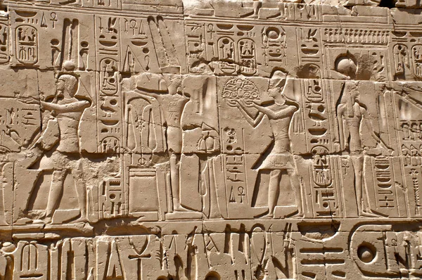 古代エジプト壁画やルクソールのカルナック神殿の石壁に文章 — ストック写真