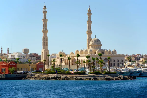 Arap şehri limanında kıyısında bir cami ile deniz manzarası. Hurghada, Mısır