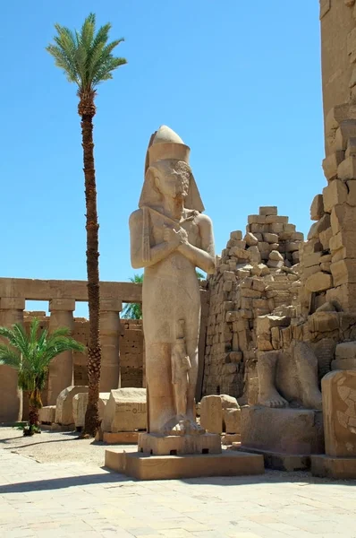 Antik heykel Firavun Ramses II ve Karnak Tapınağı Meritamon kızıdır. Luksor, Mısır
