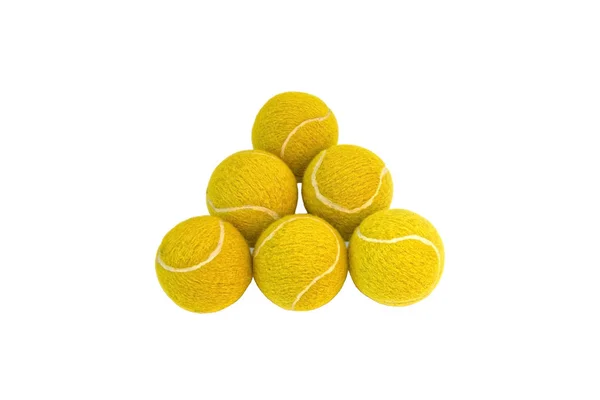 Beyaz arka plan üzerinde izole ve bir üçgen şeklinde düzenlenmiş tenis topları