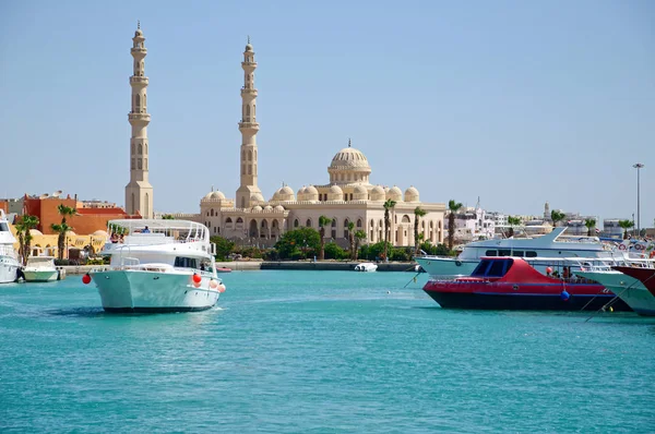 Motor yatlar Marina ile deniz manzarası. Cami içinde belgili tanımlık geçmiş görünümünü. Hurghada, Mısır