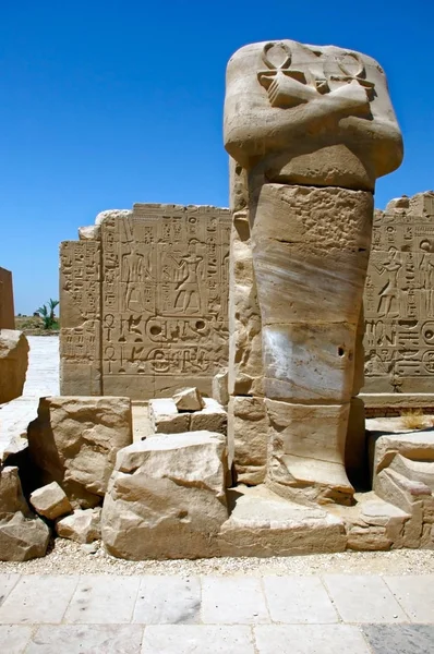 ルクソールのカルナックの古代寺院の遺跡の中でエジプトのファラオ像 — ストック写真