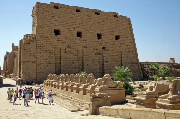 Sfenks Karnak Tapınağı girişinin önünde sokak üzerinde turistler. Luksor, Mısır
