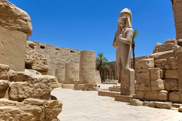 Die Antiken Ruinen Des Karnak Tempels Afrika Und Die Statue — Stockfoto