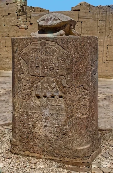 Karnak Tapınağı, Luxor Mısır bir kutsal bokböceği beetle heykeli