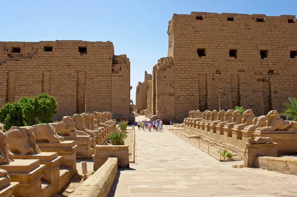 Sfenks Karnak Tapınağı önünde sokak. Luksor, Mısır