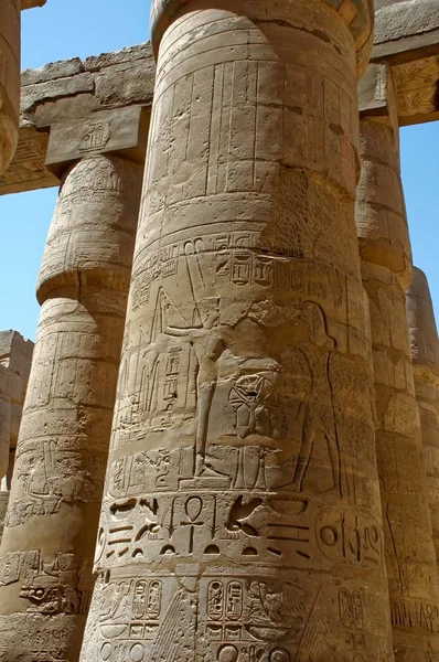 Antigos Afrescos Egípcios Hieróglifos Nas Colunas Complexo Templo Karnak — Fotografia de Stock