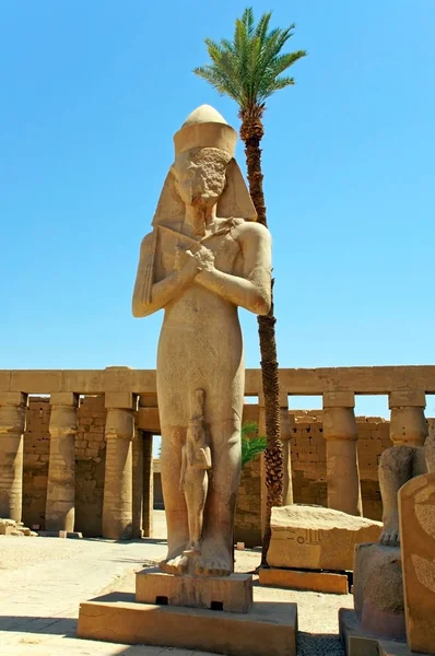 Antik heykel Firavun Ramses II ve Karnak Tapınağı Meritamon kızıdır. Luksor, Mısır