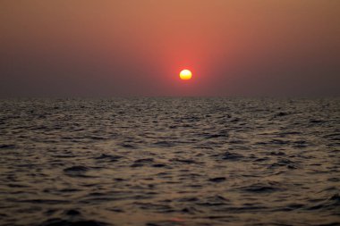 denizde gün batımı uzak